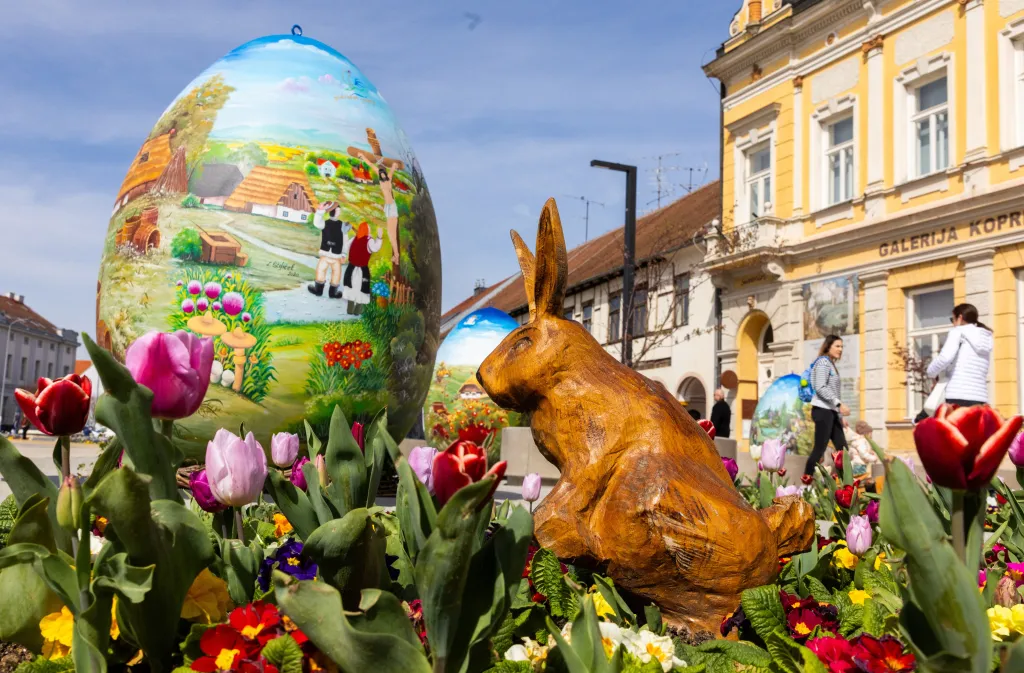 Chorvatskou Koprivnici zdobí sochy obřích velikonočních vajec malované naivním stylem