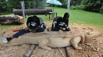 Nigerijští řezbáři dělají sochy pro zlínskou zoo