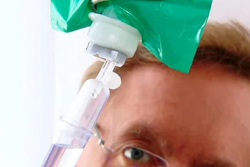 Ostravští lékaři nabízeli „vakcínu na rakovinu“. Kritici mluví o pokusech na lidech