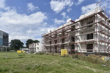 Na místě kasáren sovětských vojáků vznikají byty pro seniory. Čtyři domy jsou už skoro hotové