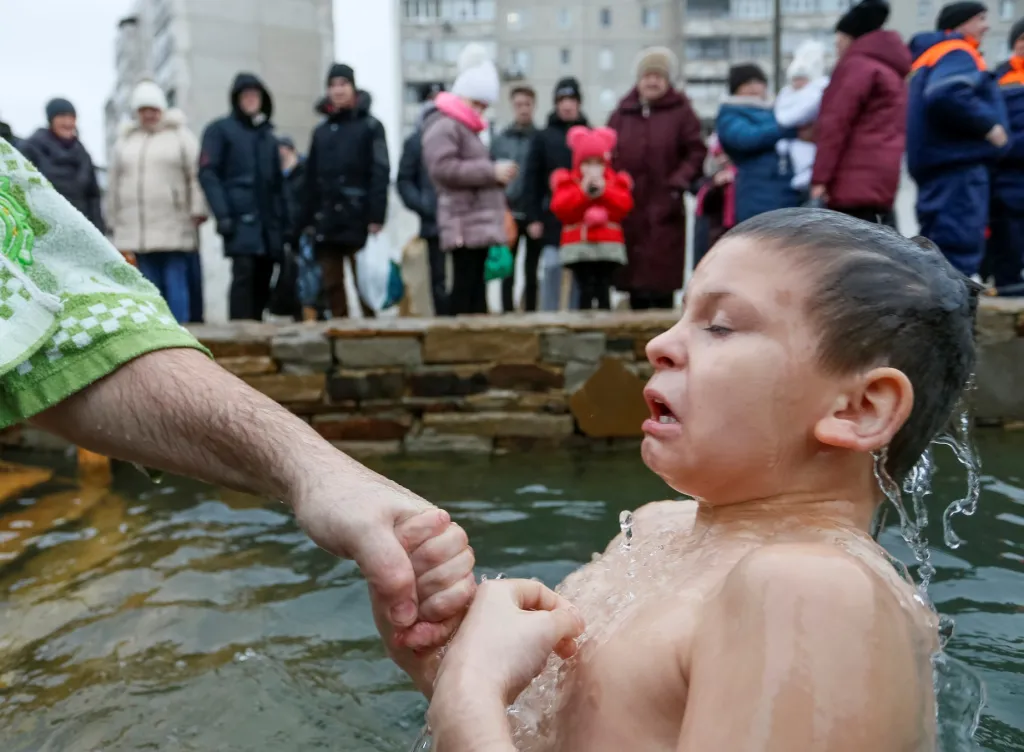 V Luhanské oblasti na Ukrajině se křtu účastní i dospívající chlapci