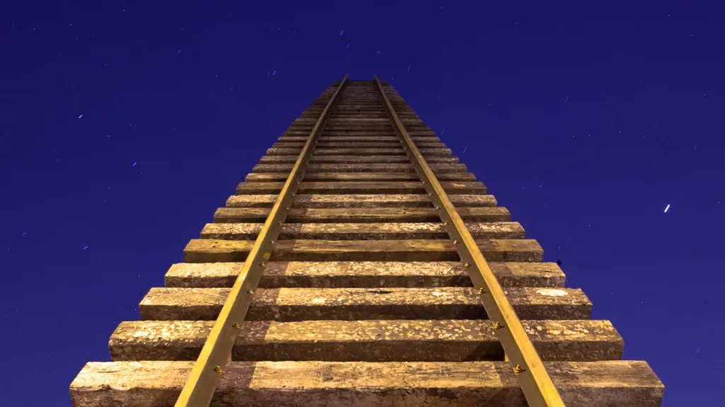 Plastika "Brána nenávratna" před pražským nádražím Bubny