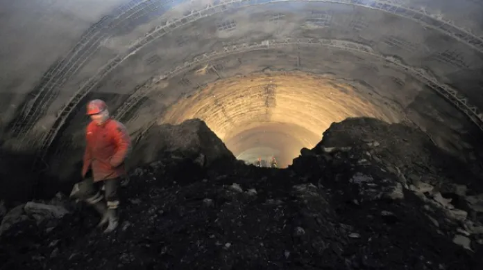 Pracovníci razící tunel Blanka prorazili 12. ledna horní polovinu severního tubusu. Spojily se tak části ražené od Letné a ve směru z Pelc-Tyrolky. Odchylka přitom činila několik milimetrů, což stavebníci považují za špičkový výsledek.