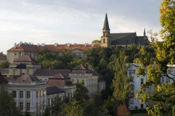 Policie našla ráno na pražském Albertově dvě mrtvá těla