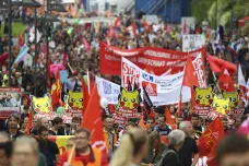 Masy lidí v ulicích Berlína řekly NE dohodám s USA a Kanadou