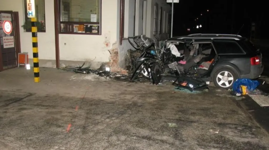 Auto po nárazu do budovy