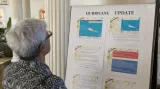 Turista hledá nejčerstvější informace o blížící se bouři Iselle