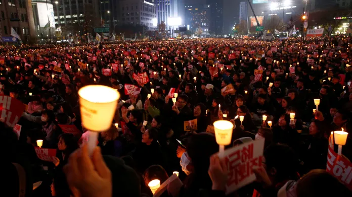 Lidé se zapálenými svíčkami zaplnili centrum Soulu