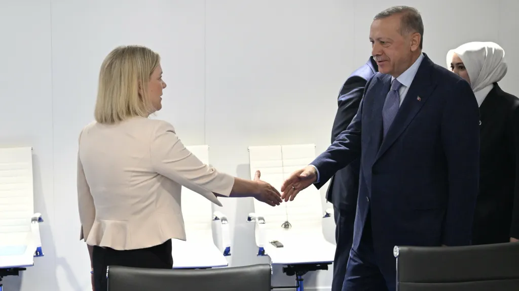 Švédská premiérka Magdalena Anderssonová a turecký prezident Recep Tayyip Erdogan na summitu NATO v Madridu