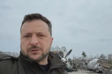 Válka musí skončit jen jedním způsobem, a to naším vítězstvím, vzkázal z letiště Hostomel Zelenskyj