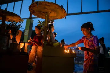 Myanmarská armáda bombardovala buddhistickou oslavu, zemřely desítky lidí