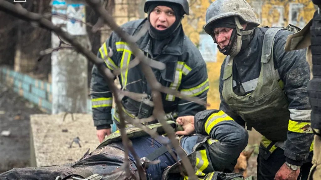 Záchranáři po ruském útoku na Oděsu pečují o zraněného kolegu