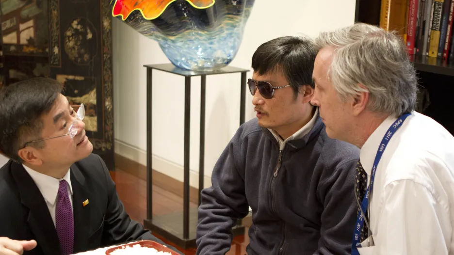 Čchen Kuang-čcheng s americkým velvyslancem v Číně