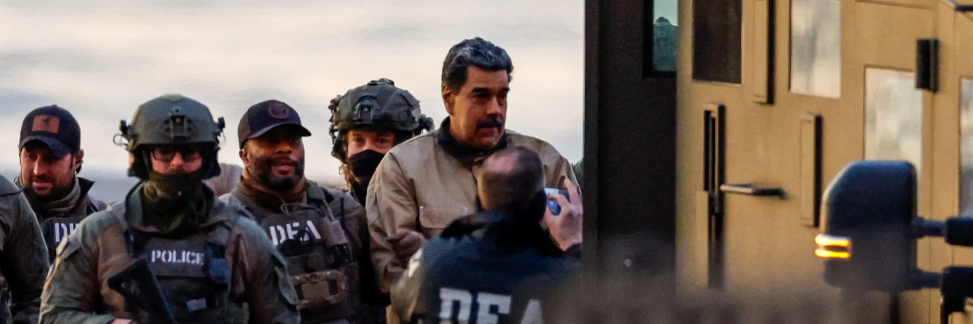 Madura a jeho ženu přepravili k soudu na Manhattanu