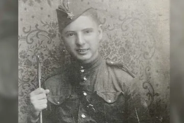 Ján Novenko se přidal k Rudé armádě jako šestnáctiletý. Z válečných hrůz zešedivěl