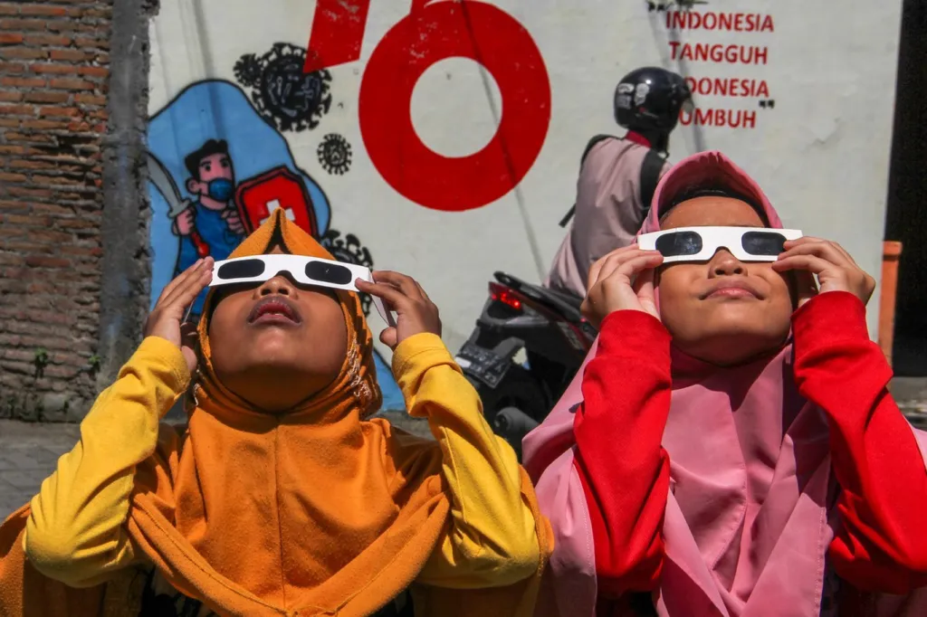 Indonéské děti pozurují částečné zatmění Slunce v Jogdžakartě