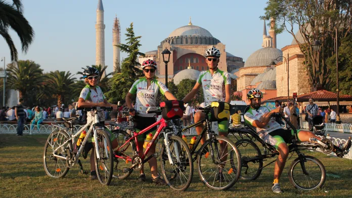 Čtveřice cyklistů dorazila do Istanbulu