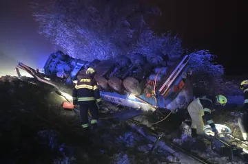 Hlavní tah na Rakovnicku zůstane po vyproštění cisterny týden uzavřený