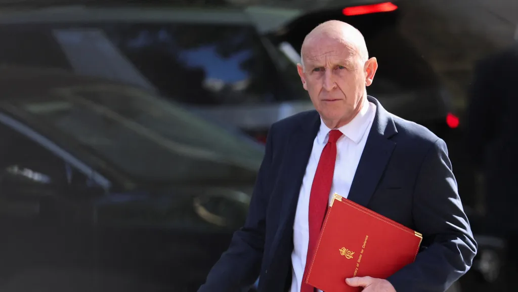 Britský ministr obrany John Healey