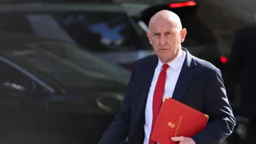 Britský ministr obrany John Healey