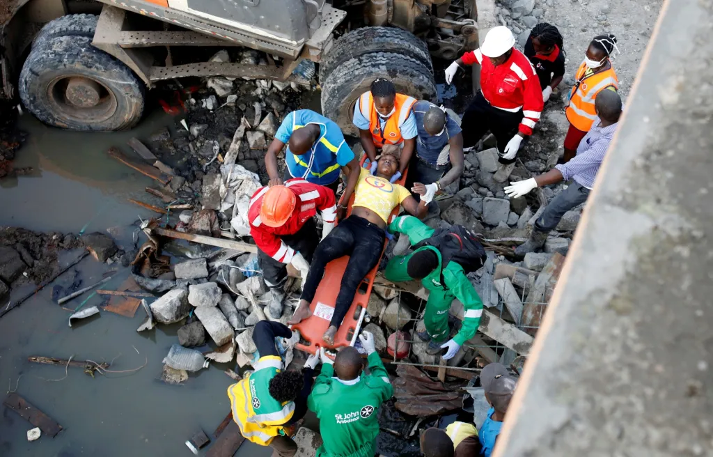 Záchranáři vysvobozují ženu ze zřícené budovy v keňském Nairobi