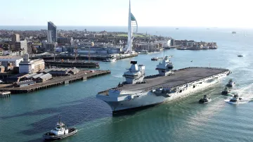 Letadlová loď Britského královského námořnictva HMS Prince of Wales vplouvá do přístavu Portsmouth, 30. listopadu 2025