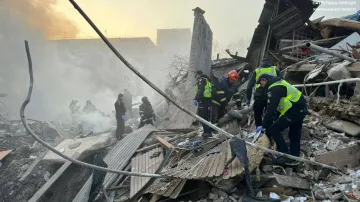 Záchranáři a policisté zasahují na místě těžce poškozených obytných domů po ruských útocích