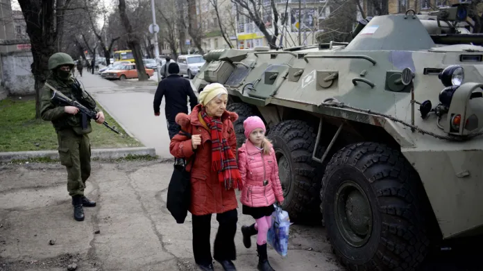 Ruská vojenská technika v ulicích Simferopolu