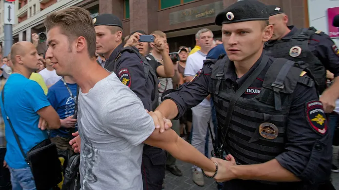 Policisté zatýkají příznivce Navalného