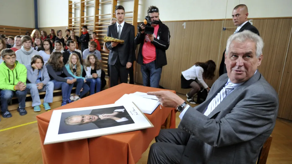 Prezident Miloš Zeman se studenty