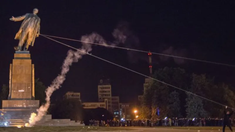 Obří socha Lenina jde k zemi