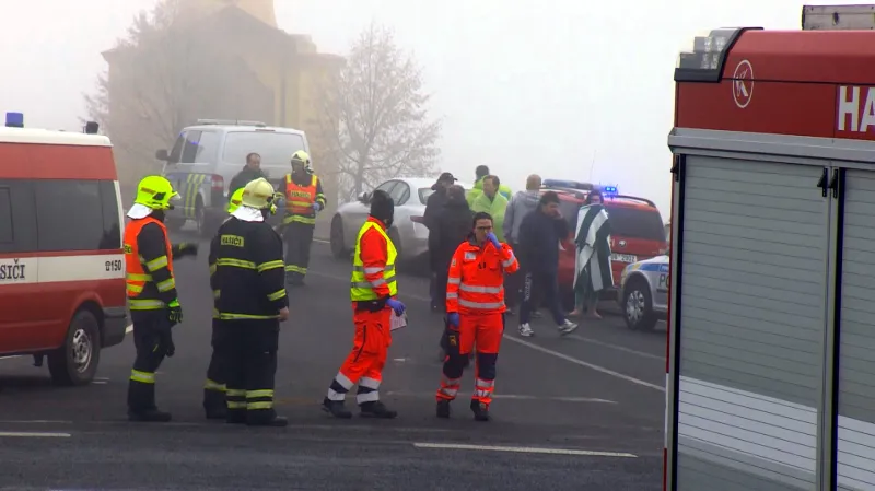 Hasiči a záchranáři zasahují v místě nehody u Blšan