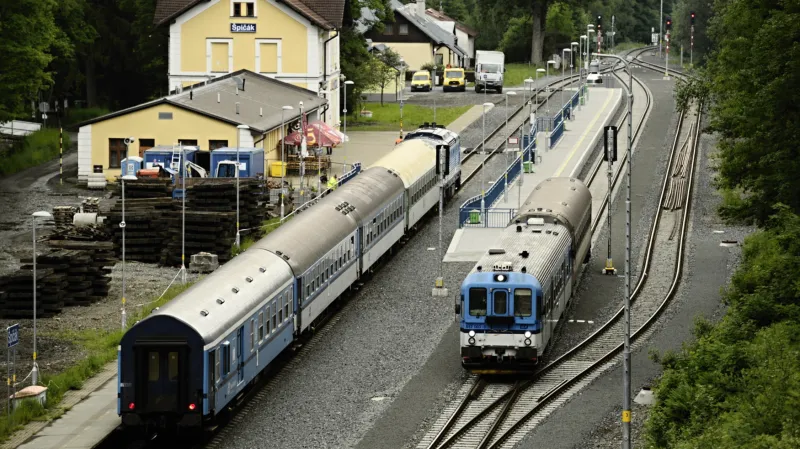 Motorový vůz 842 (vpravo) je současníkem a československou obdobou německých jednotek 628.2