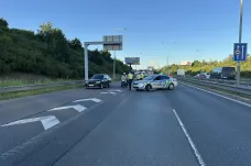 Policisté kvůli odstraňování shořelého kamionu uzavřeli Jižní spojku
