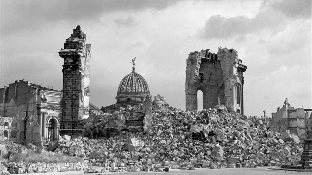 Drážďany po bombardování v roce 1945 (ruiny Frauenkirche)