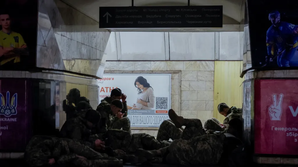 Ukrajinci v kyjevské stanici metra během leteckého poplachu