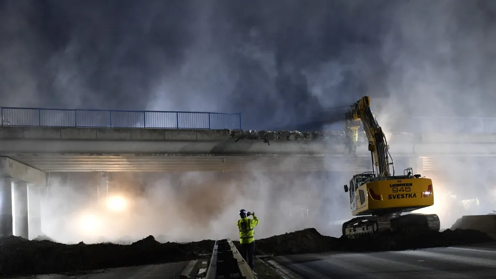 Demolice mostu přes dálnici D10 u Kosmonos (duben 2022)