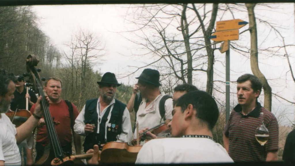 Z recesistického výšlapu folkloristů na horu Javořinu v Bílých Karpatech