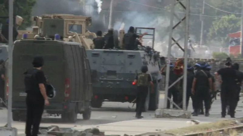 Bezpečnostní složky hází slzný plyn mezi Mursího příznivce