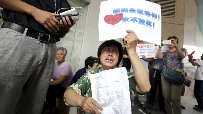 Rodiny pohřešovaných protestují před pekingskou kanceláří Malaysia Airlines