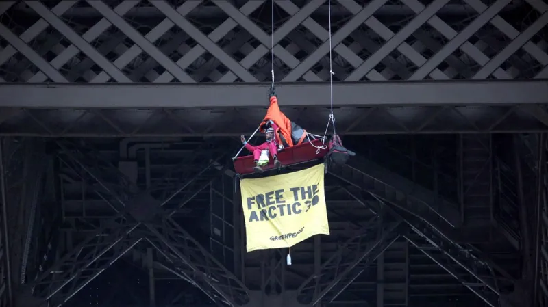 Aktivisté Greenpeace na Eiffleovce