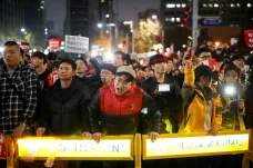 Jihokorejci se dál bouří proti prezidentce. Do ulic Soulu vyšlo půl milionu lidí