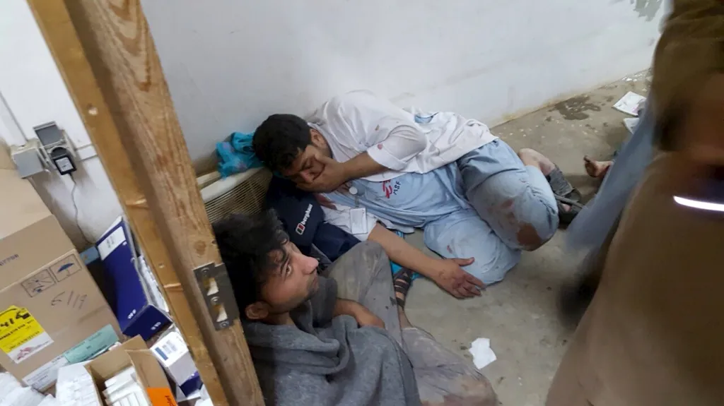 Personál nemocnice MSF v Kunduzu po zásahu budovy bombami