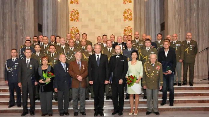 Fotografie oceněných s ministrem obrany v demisi Vlastimilem Pickem