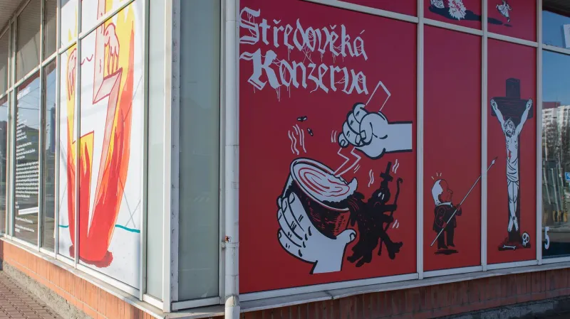 Z výstavy Písek ve stroji – Piekło kobiet