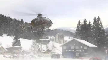 Vrtulník Horské služby po pádu laviny