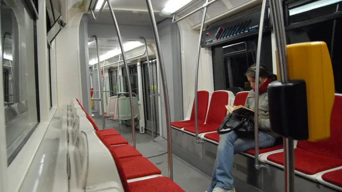 Uspořádání podélných sedaček v tramvajích 14T