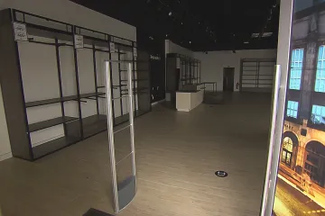 Z nákupních center mizí už i obchodníci. Stahují se do menších a levnějších prostor