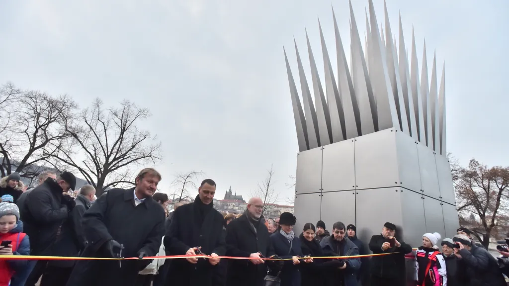 O „odhalení“ pomníku Jana Palacha na Alšově nábřeží se postarala rodina autora pomníku Johna Hejduka spolu s pražskou primátorkou