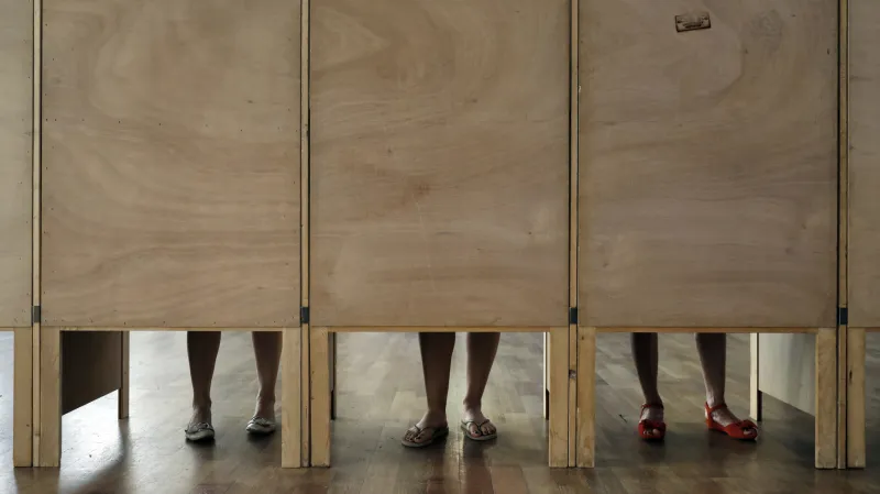 Volební místnost ve francouzském Lyonu